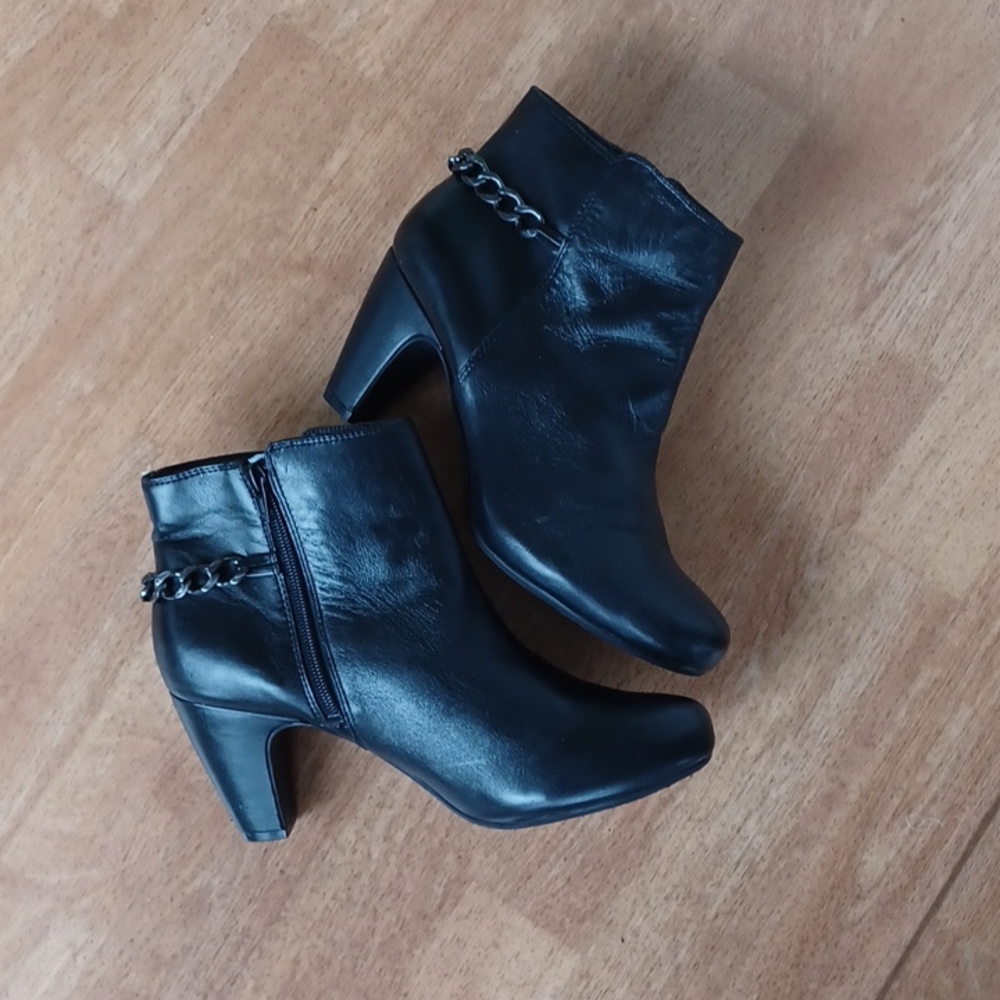 Easy spirit ankle boots size 9W black
